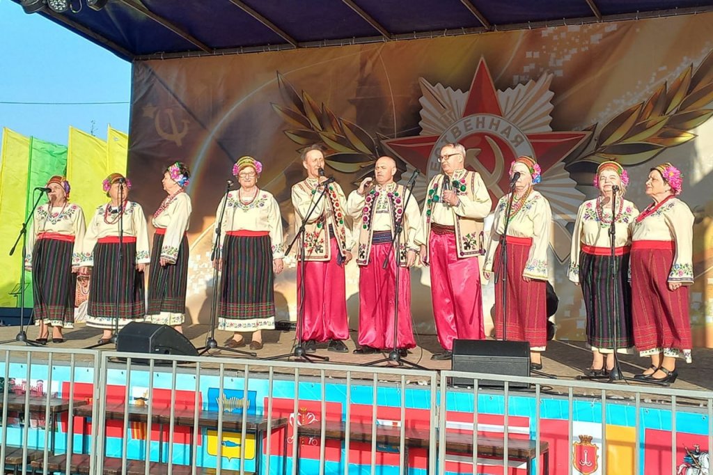 ЧОРНОБРИВЦІВ насіяла мати…