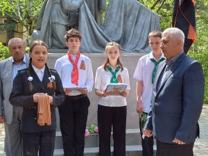 Георгіївська стрічка  У ДУБОССАРАХ