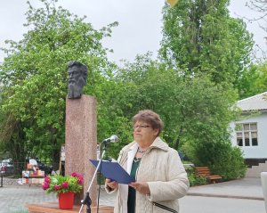 Лине слава  величава про  Вершигору Петра…