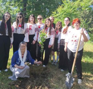 Я піду в неділеньку на гулянку, подарую милому вишиванку
