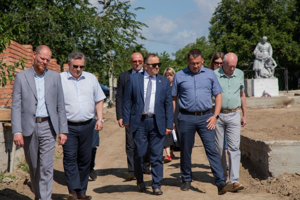 Робочі поїздки республікою