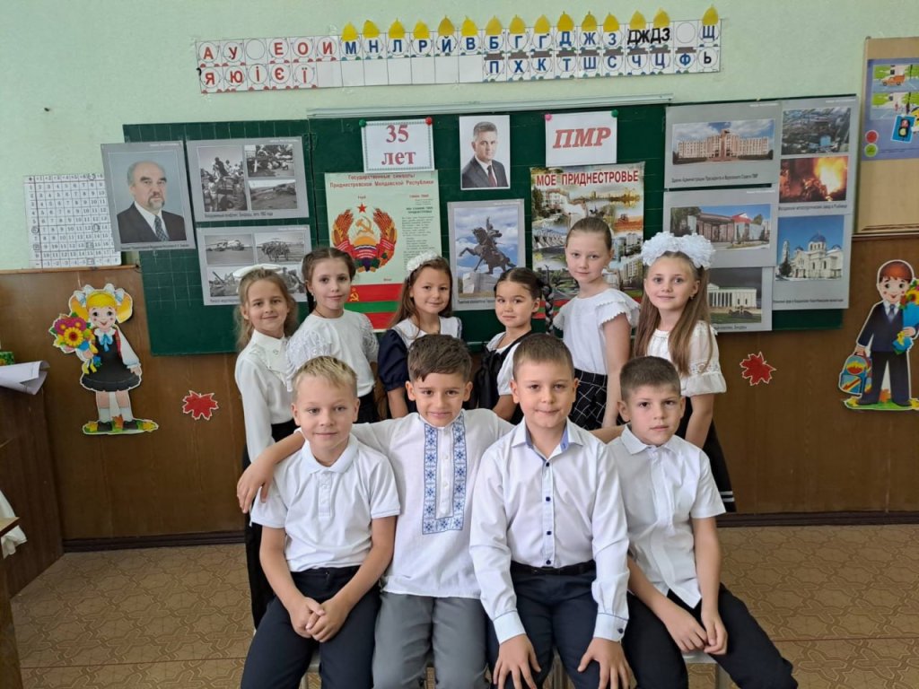Перший дзвоник знов лунає, учнів в школу зазиває
