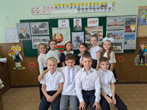 Перший дзвоник знов лунає, учнів в школу зазиває