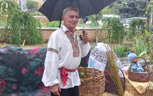 СТОЇТЬ НАШ СВІТ НА МАЙСТРАХ