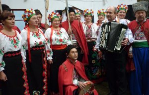 «Ой, зелене жито, зелене, хорошії гості у мене, Зеленеє жито ще й овес, тут зібрався рід наш увесь»