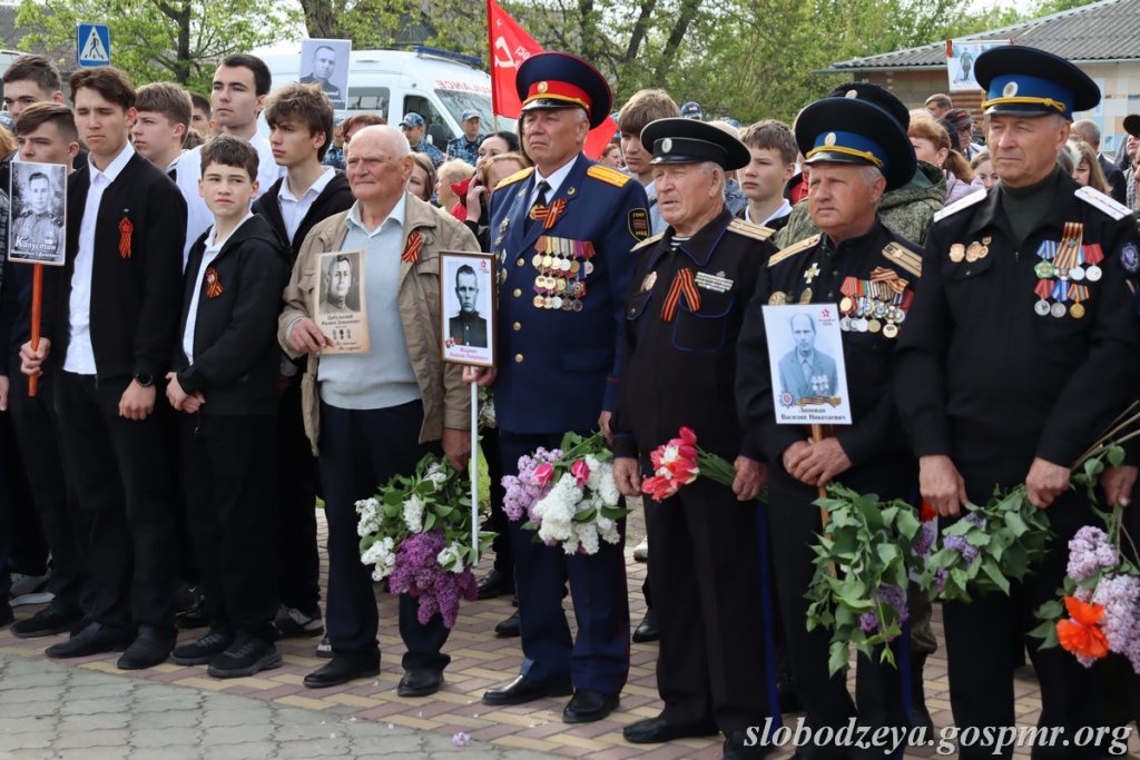 Вклоняємося подвигу  І ДЯКУЄМО ЗА МИР