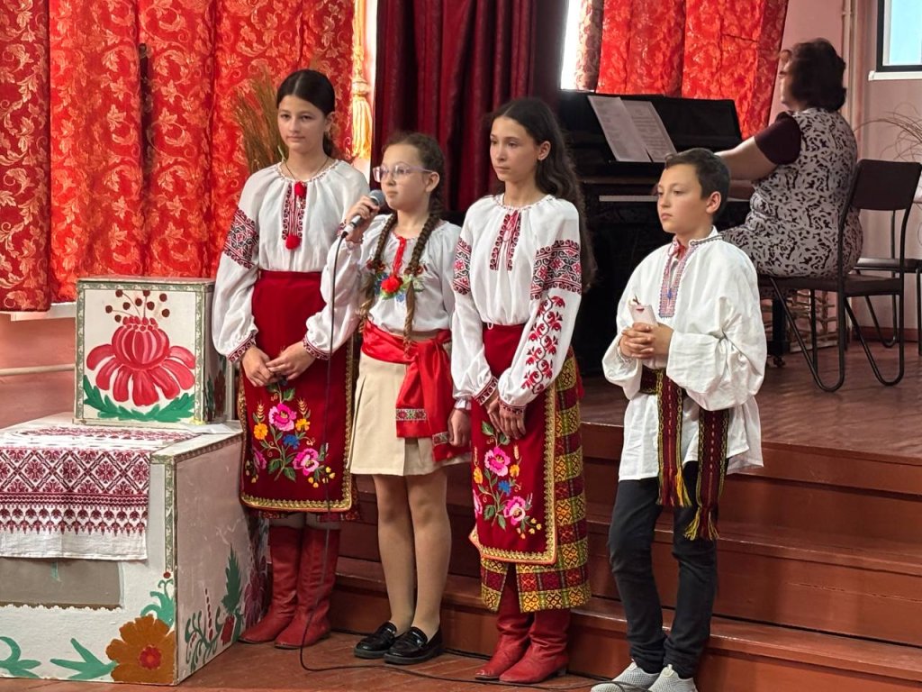 Мені сорочку мама вишивала, неначе долю хрестиком вела…
