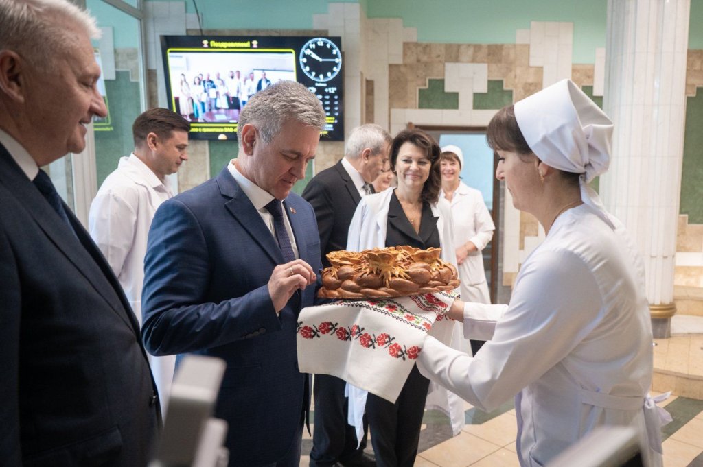 ПРО ТИХ,  ХТО НАС ГОДУЄ