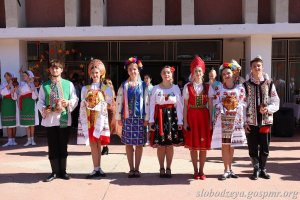 Добре тому жити,  хто вміє з усіма дружити